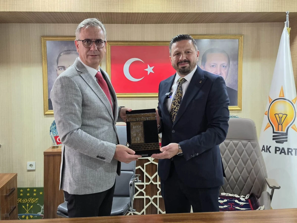 AK Parti&rsquo;den Balıkesir&rsquo;de Dev Saha &Ccedil;ıkarması: "T&uuml;rkiye Y&uuml;zyılı Buluşmaları" 20 İl&ccedil;ede Tamamlandı