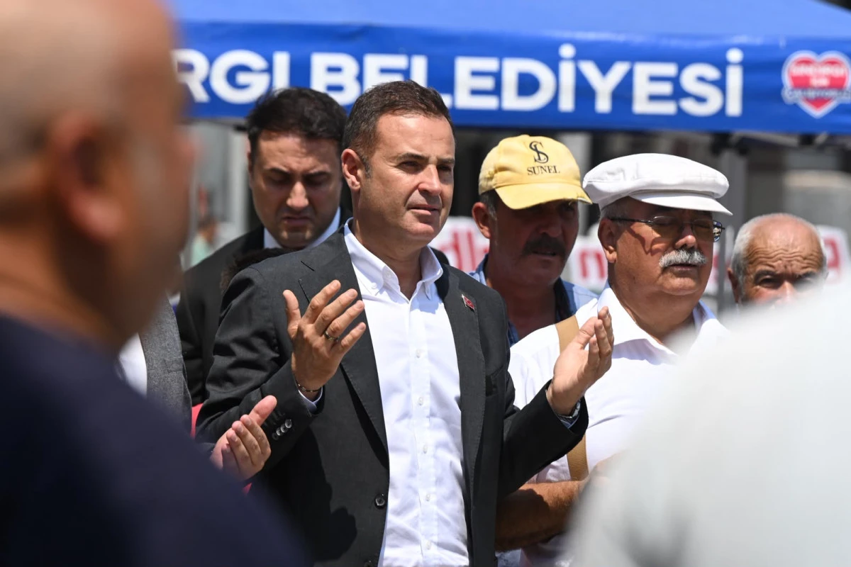 Akın, depremin yıl d&ouml;n&uuml;m&uuml;nde Sındırgı&rsquo;yı unutmadı