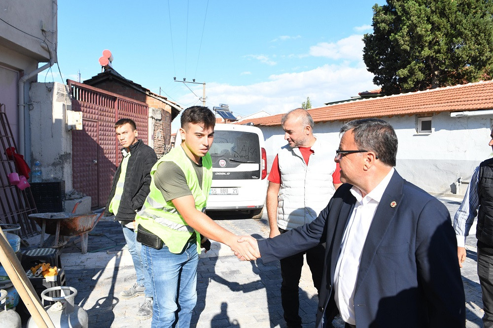  Altıeylül'de parke taşı döşeme devam ediyor  