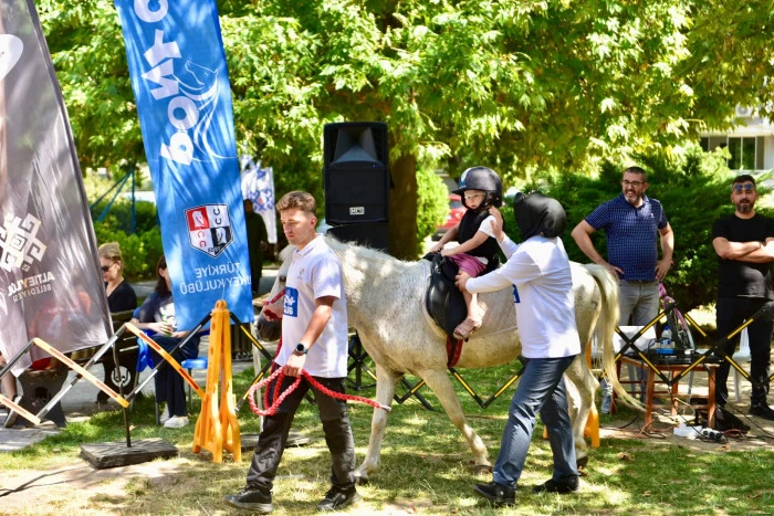 Altıeyl&uuml;l'de Pony Club Heyecanı : Minikler Pony Atlarla Tanıştı