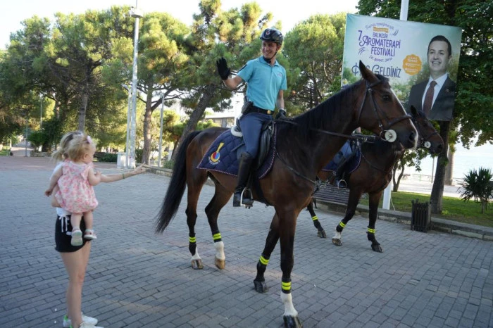 Atlı jandarma yaz sezonunda Balıkesir'de g&ouml;rev başında