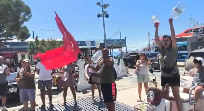Avşa'da su protestosu: "Konser değil, su istiyoruz" 