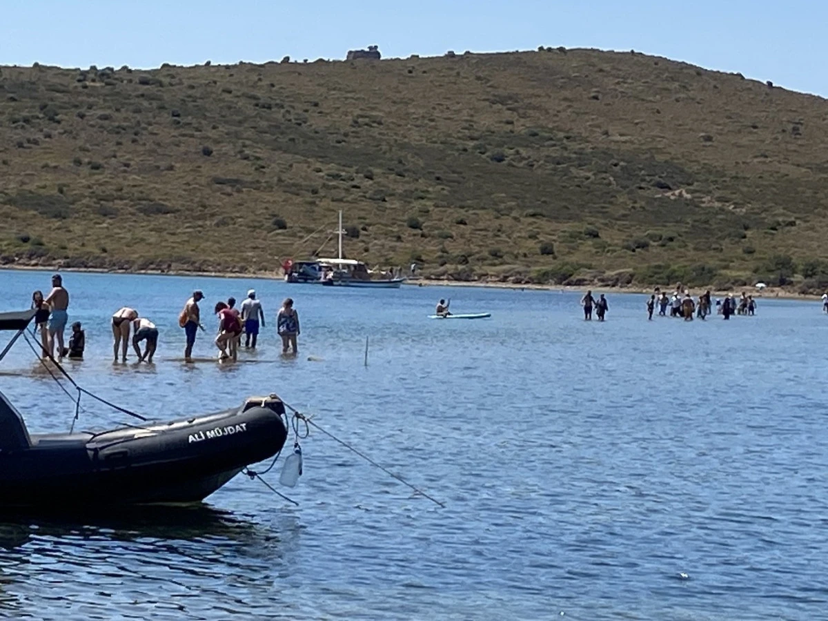 Ayvalık'ta can pazarı...Akıntıya kapılan tatilci şişme botla kurtarıldı