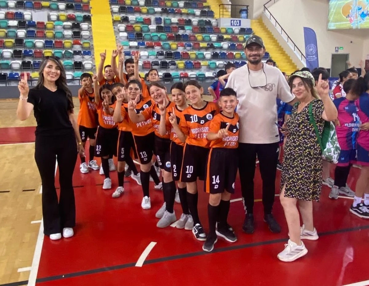 Ayvalık&rsquo;ta k&uuml;&ccedil;&uuml;k mahallenin b&uuml;y&uuml;k şampiyonları gururlandırdı