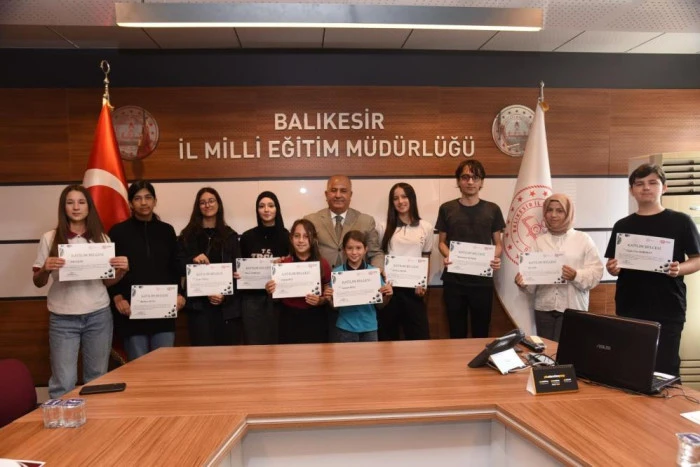 Balıkesir'de başarılı &ouml;ğrenciler &ouml;d&uuml;llendirildi