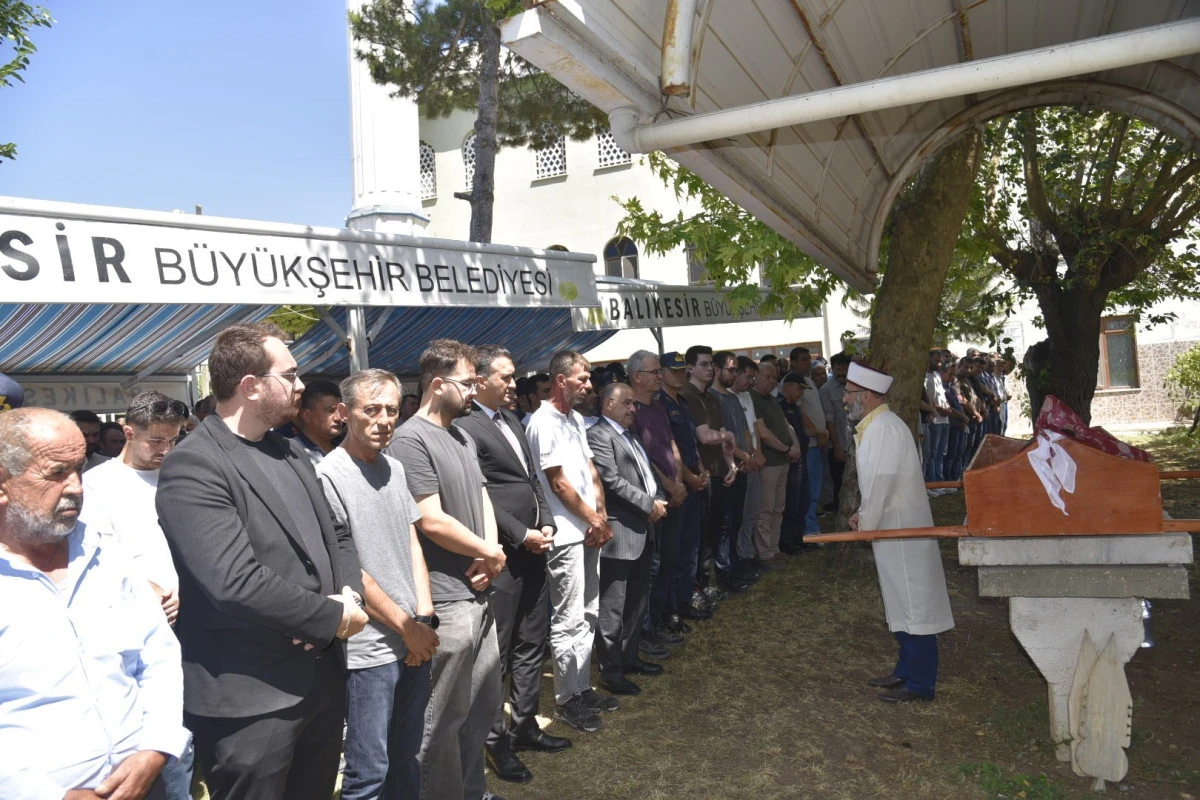 Balıkesir'de kazada hayatını kaybeden &ccedil;ocuk son yolculuğuna uğurlandı