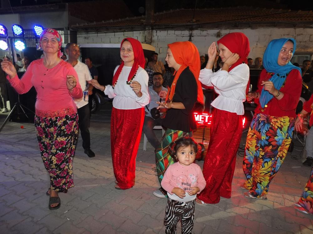  Balıkesir'de şalvarını giyen eğlenceye koştu