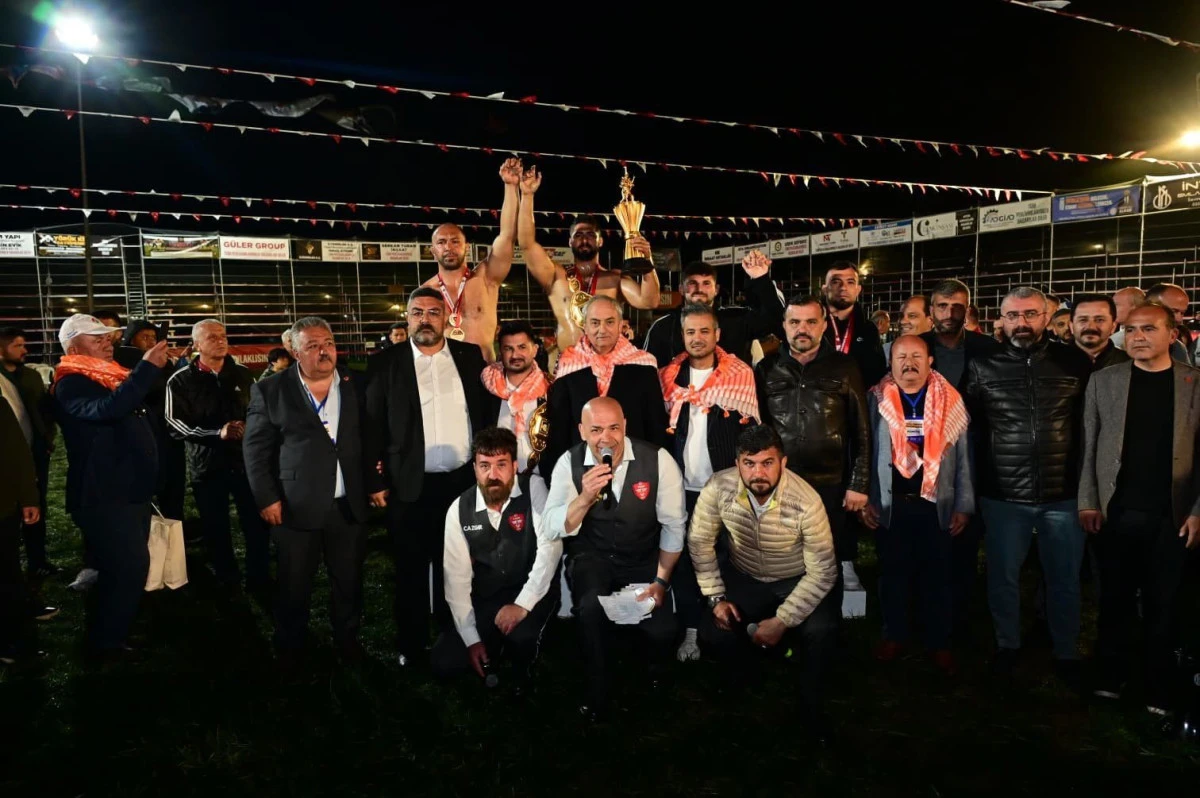 Balıkesirli g&uuml;reş&ccedil;i Enes Doğan, Kepez'de başpehlivan oldu