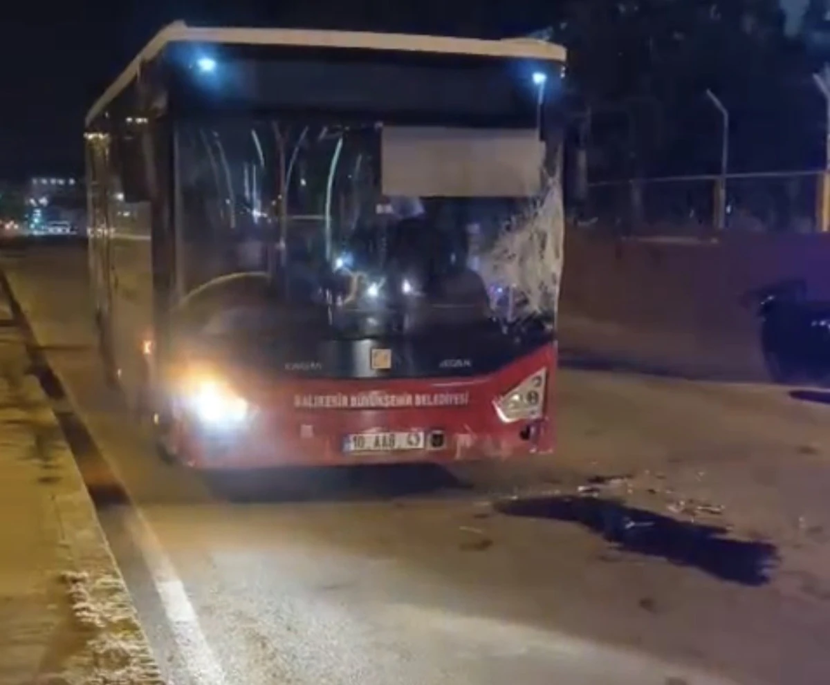 Bandırma&rsquo;da ters y&ouml;ndeki otob&uuml;s motosikletle &ccedil;arpıştı: 17 yaşındaki s&uuml;r&uuml;c&uuml; yaralandı