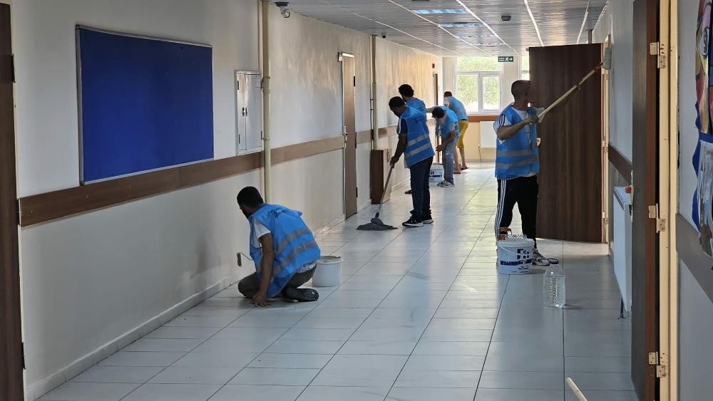  Bandırma'da yükümlüler eğitim için çalışıyor, okulları boyuyor ve temizliyor