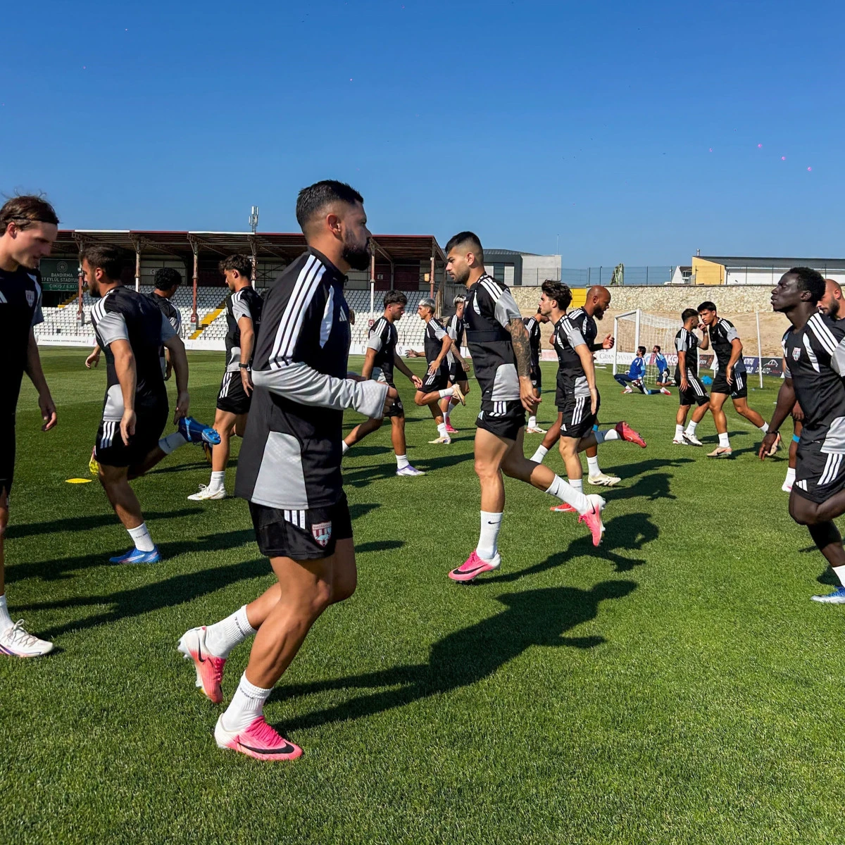 Bandırmaspor y&ouml;netimi yeni sezon hazırlıklarını değerlendirdi   