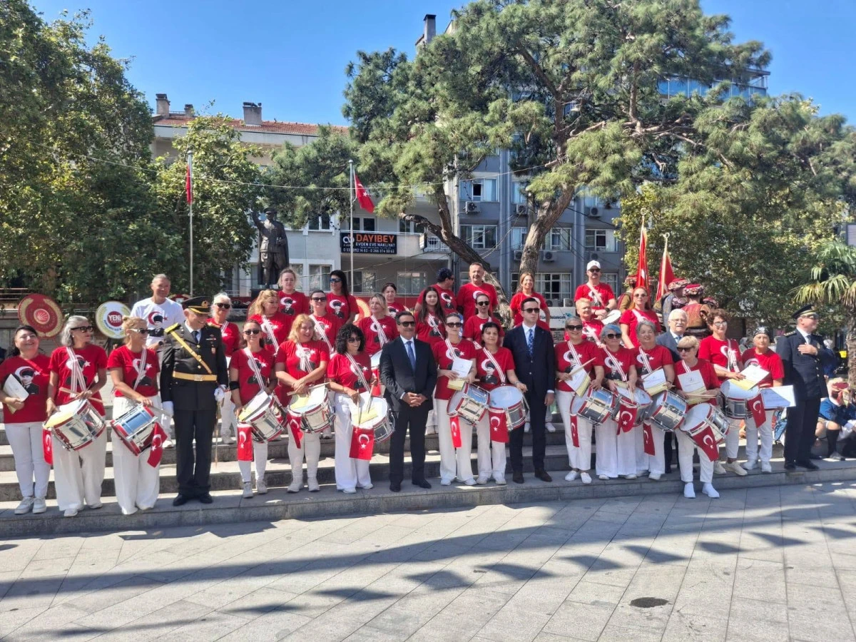 Burhaniye&rsquo; de &Ouml;zg&uuml;r Kanatlar Halk Bandosu t&ouml;renlere renk kattı
