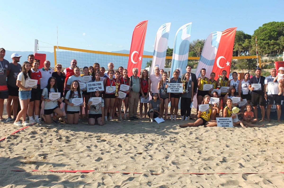 Burhaniye&rsquo; de plaj voleybolu heyecanı yaşandı