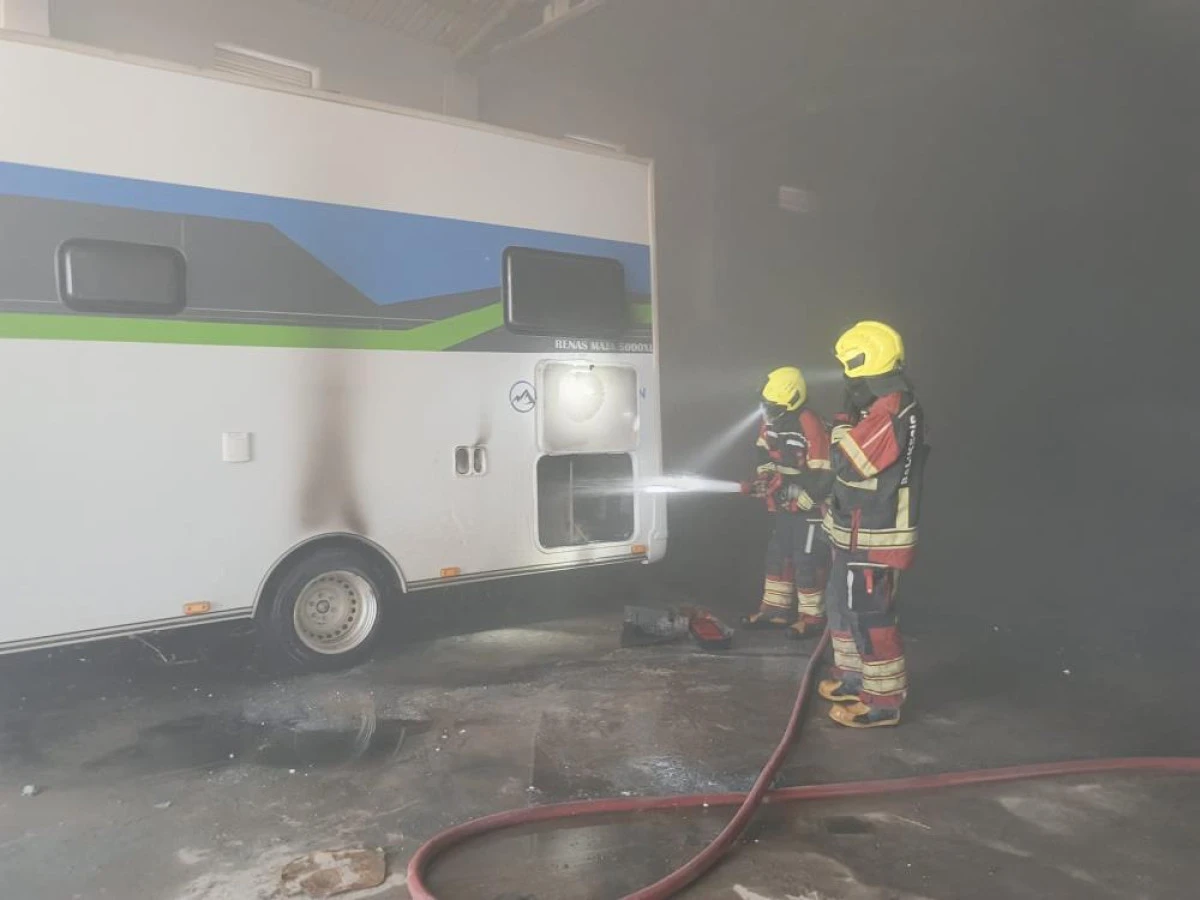 Burhaniye'de Karavan yangınına hızlı m&uuml;dehale