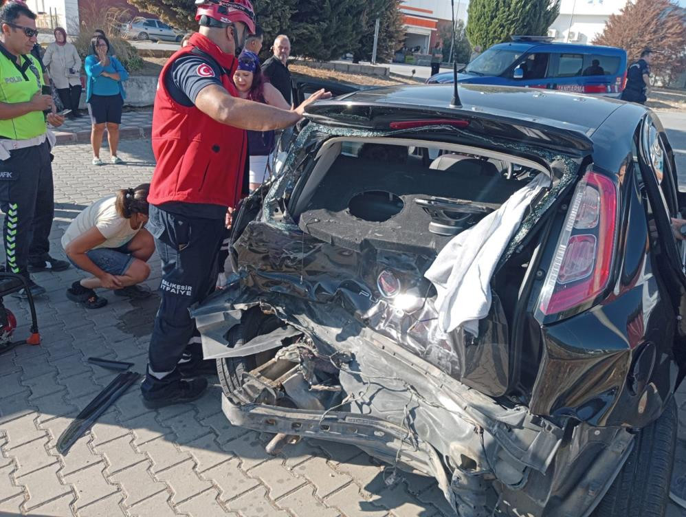 Edremit'te 3 araç trafik kazası yaptı; 4 yaralı