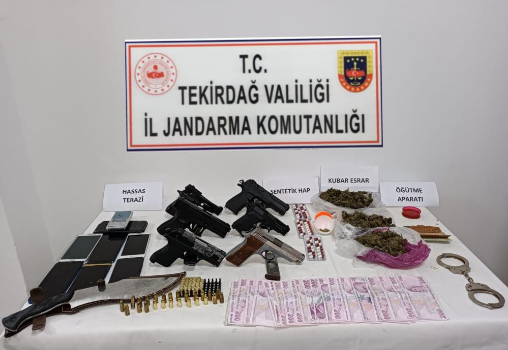 Jandarma operasyonunda silah ve uyuşturucu ele geçirildi