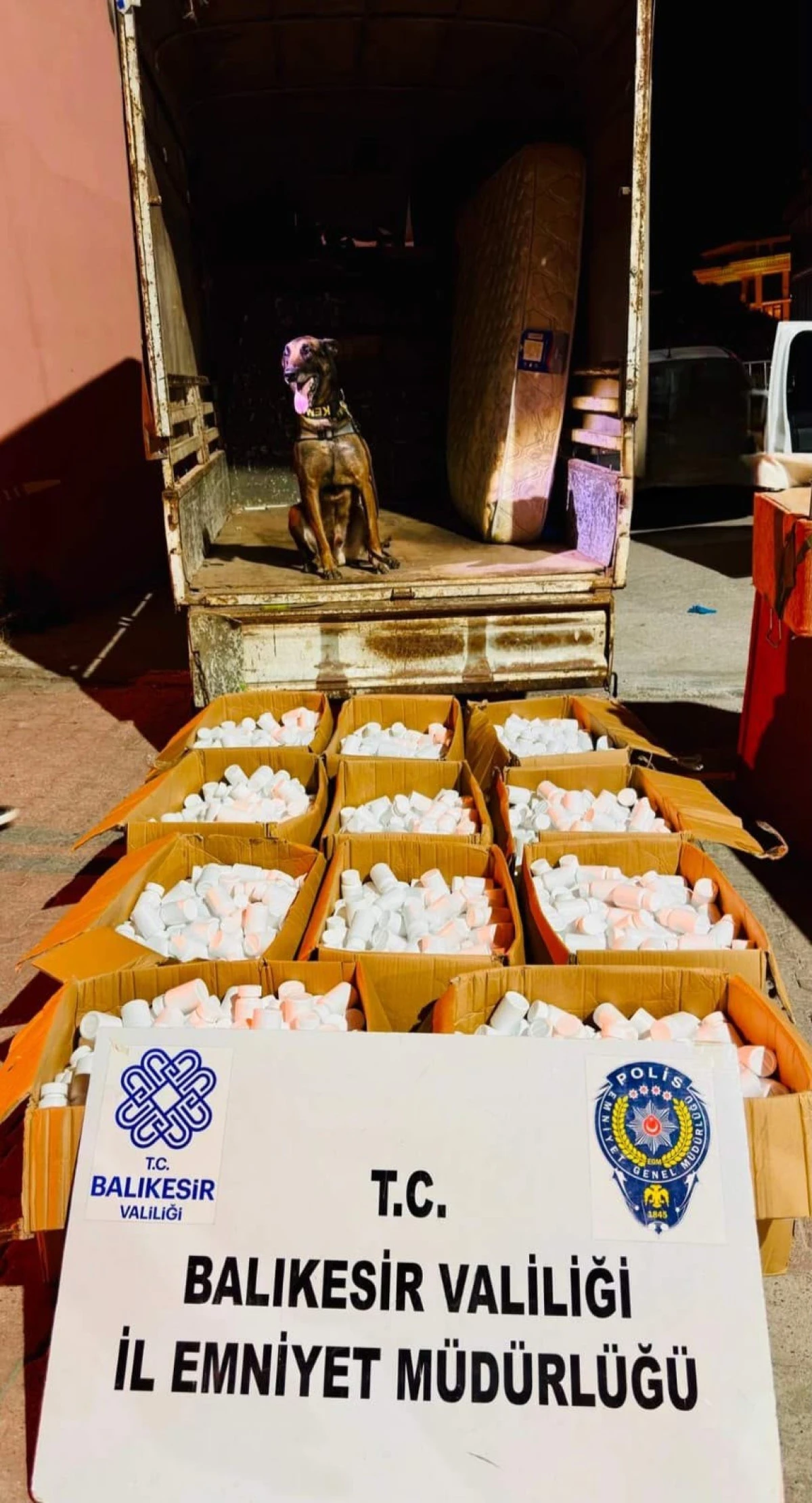 Kamyonette ev eşyası taşınması narkotiğe takıldı: 144 bin 900 adet sentetik hap ele ge&ccedil;irildi 