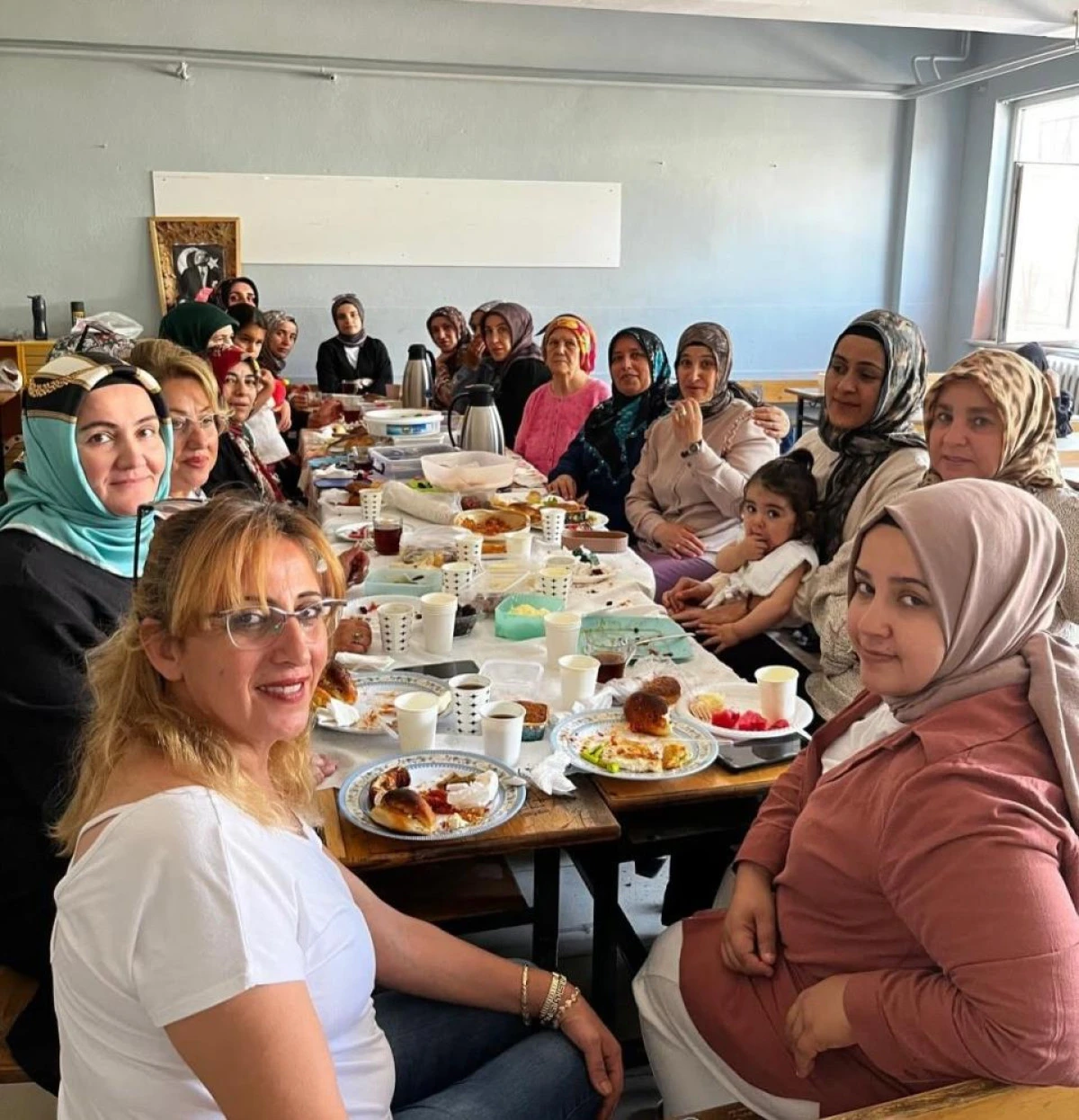 Mahalleli Kadınları Okuma Yazma &Ouml;ğrenmek İstedi,Başardı