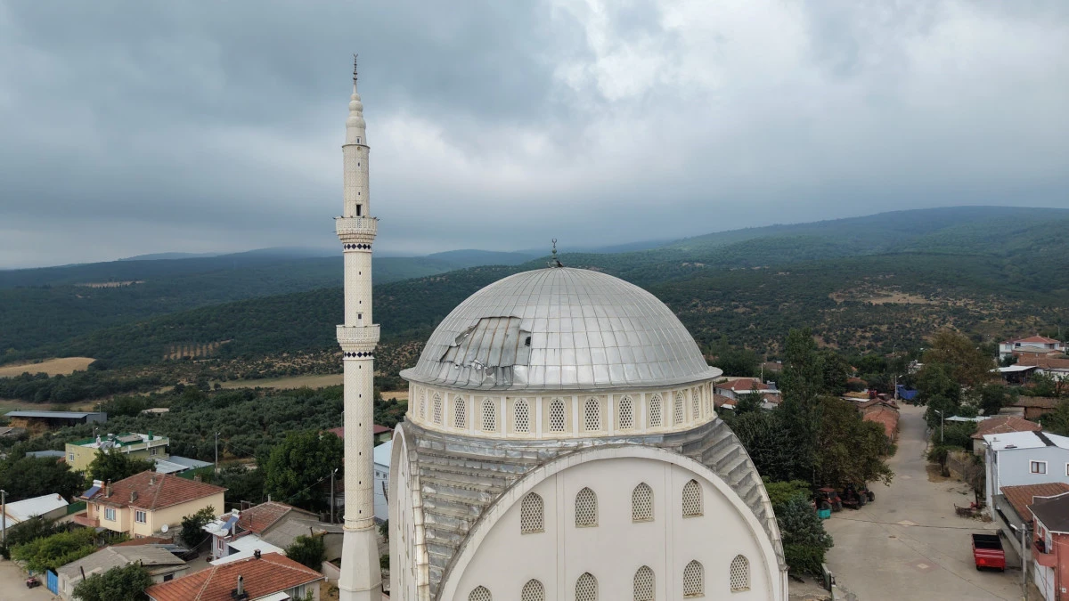 Poyraz, caminin kubbesini u&ccedil;urdu