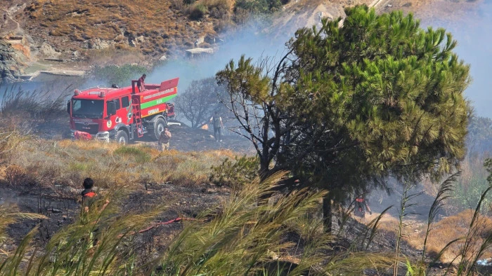 R&uuml;zgarın etkisiyle b&uuml;y&uuml;yen yangına havadan m&uuml;dahale edildi
