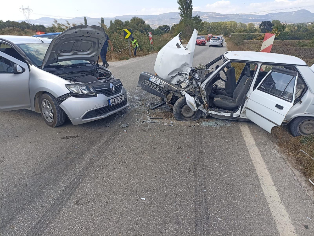 Savaştepe'de zincirleme trafik kazası; 3 yaralı