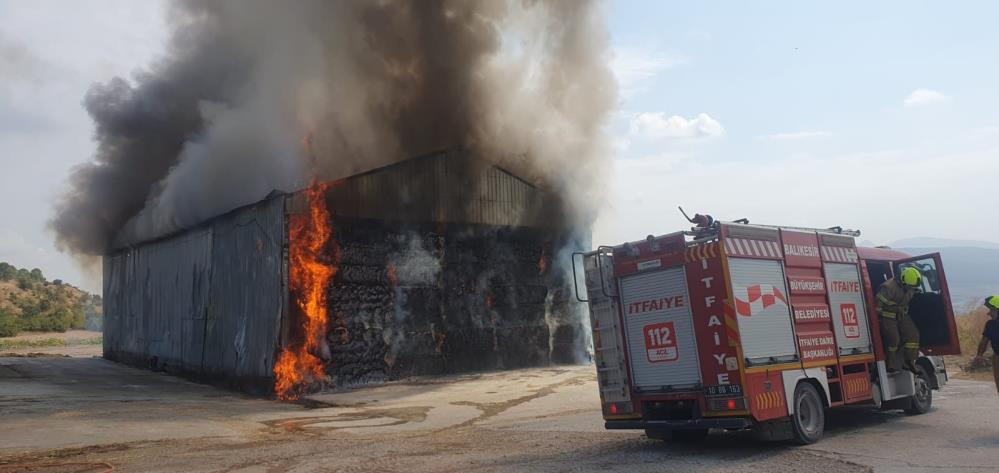 Susurluk’ta yangın: Saman deposu yok oldu