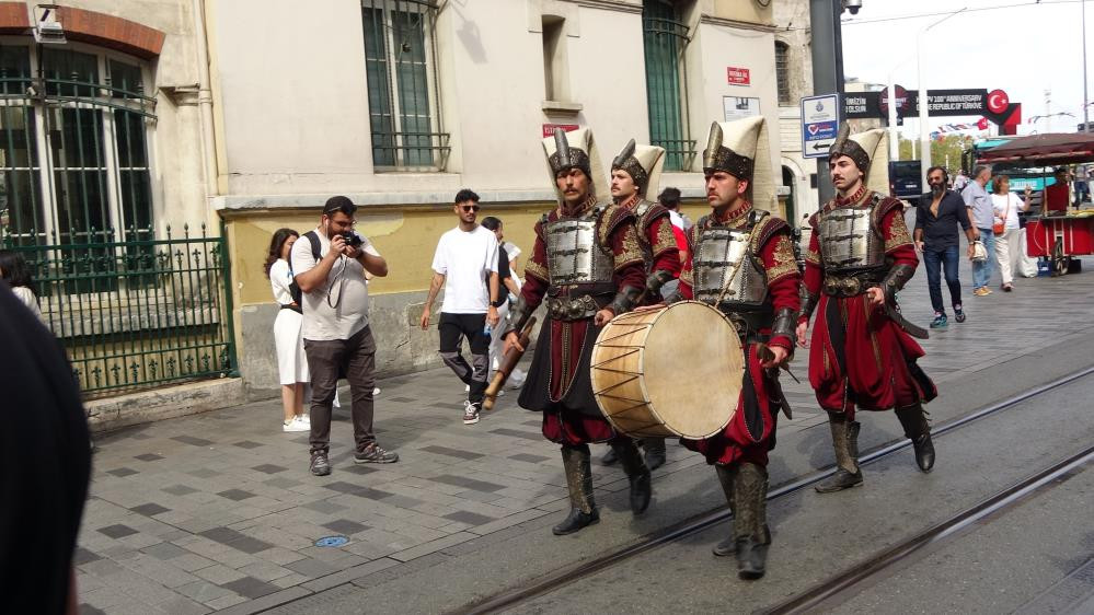  Taksim'de Yeniçeriler dizinin yeni sezonunu duyurdu, vatandaşlar o anları kayda aldı