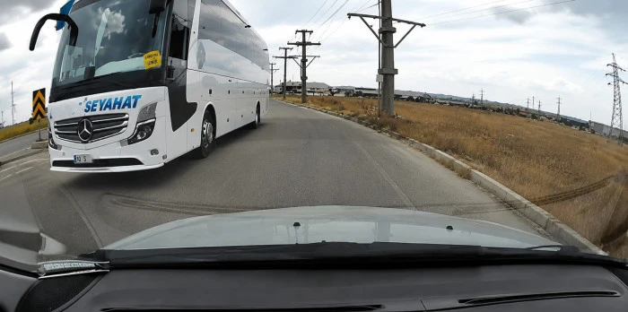 Ters y&ouml;nden &ccedil;ıkan yolcu otob&uuml;s&uuml; tepki &ccedil;ekti