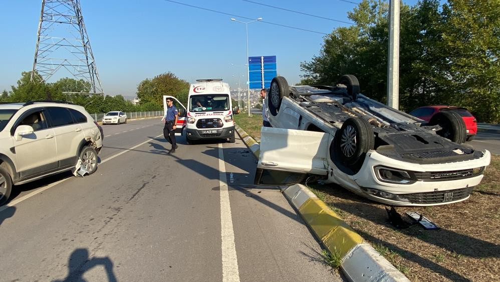 Trafik ışıklarında kaza: Otomobil takla attı