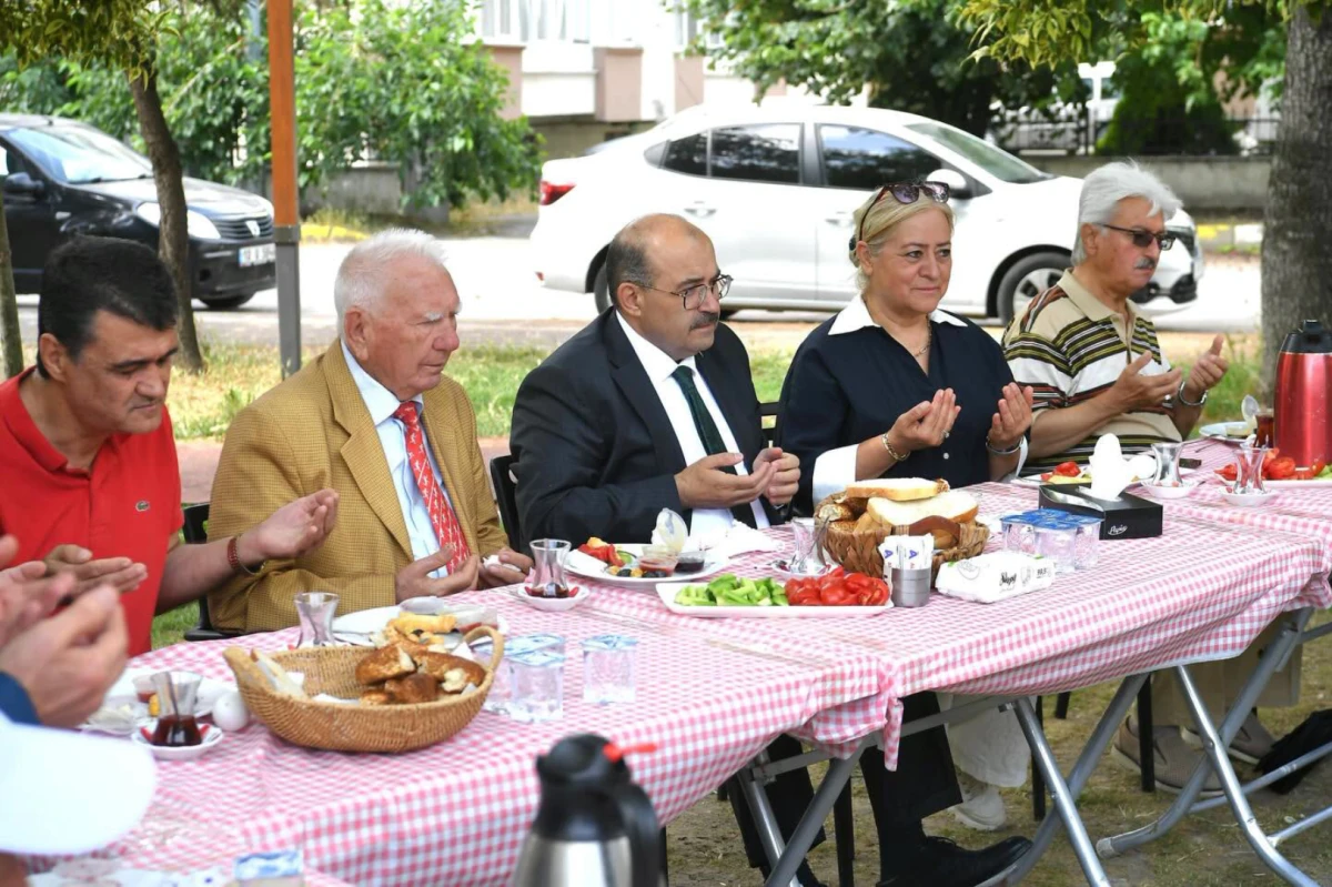 Vali Ustaoğlu, Babalar G&uuml;n&uuml;&rsquo;nde İsmail Ak&ccedil;ay Parkı&rsquo;nda Babalarla Buluştu