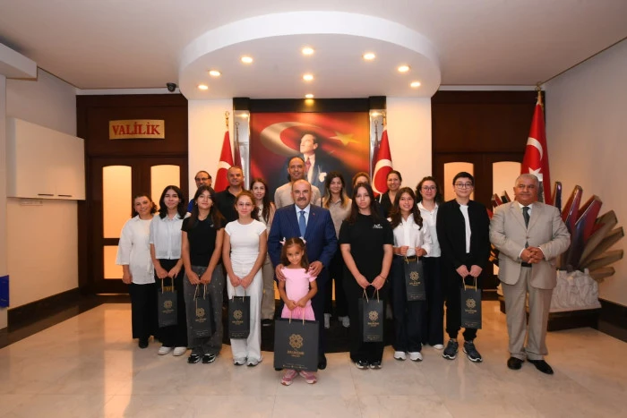 Vali Ustaoğlu Şampiyonları Tebrik Etti