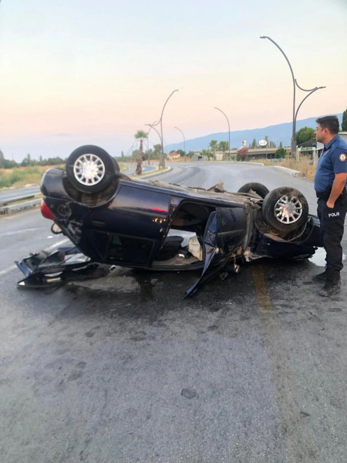 Yol hakimiyetini kaybeden ara&ccedil; takla attı